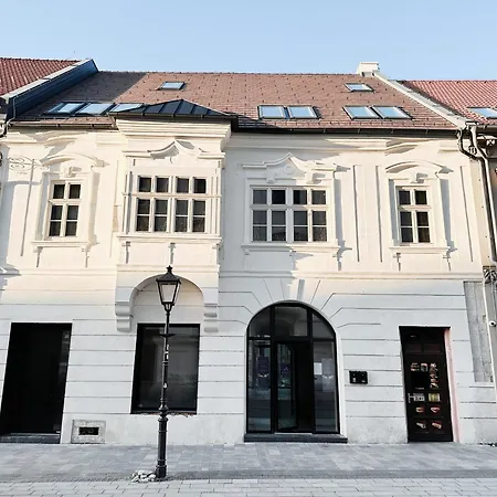 Hviezdoslavova Apartments, Centre, Parking Available * トルナヴァ