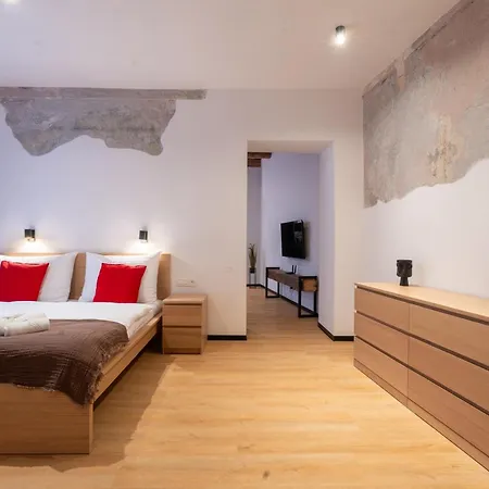 Hviezdoslavova Apartments, Centre, Parking Available * トルナヴァ