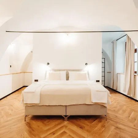 Hviezdoslavova Apartments, Centre, Parking Available * トルナヴァ